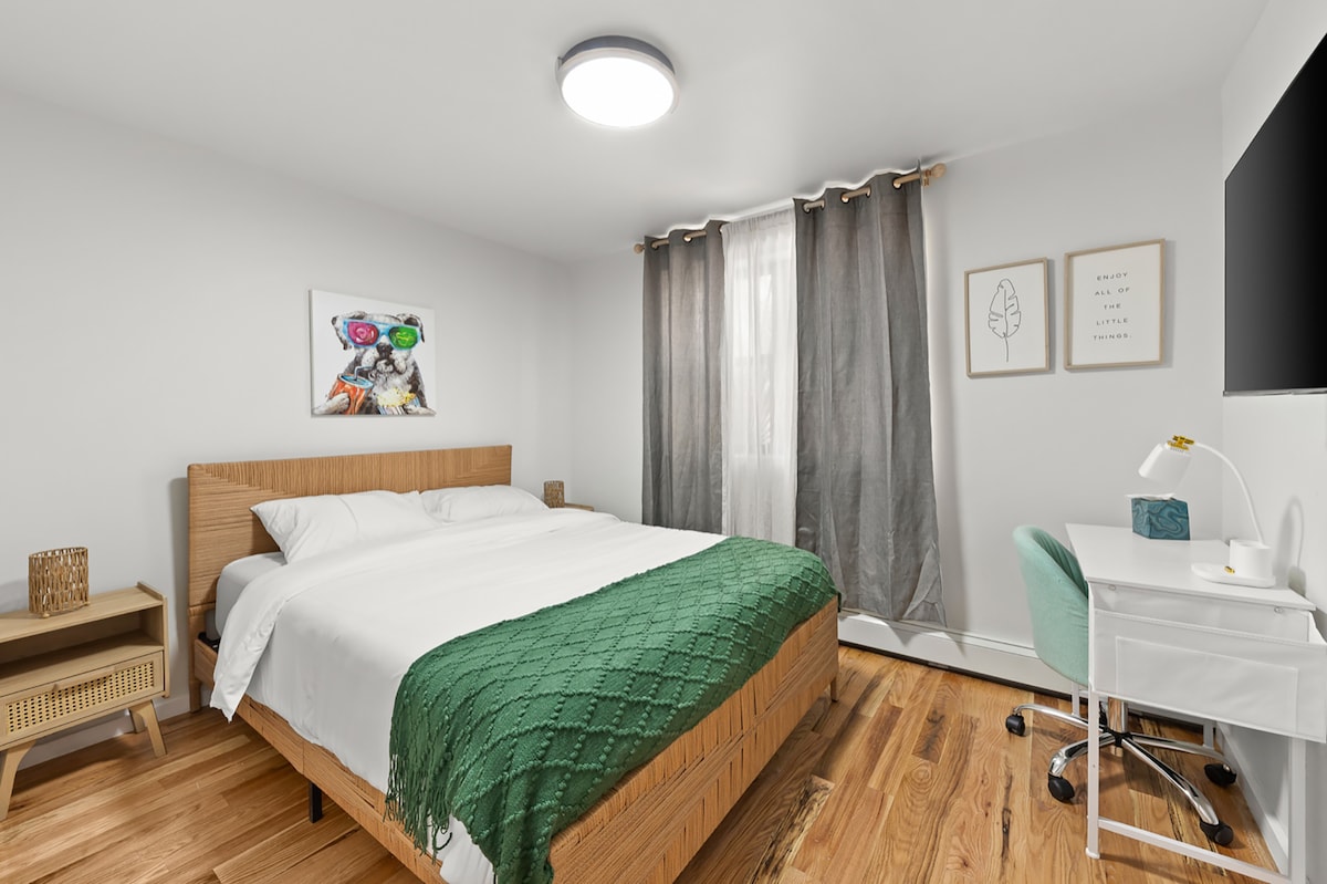 The Green Room — furnished room with private bathroom, Bushwick