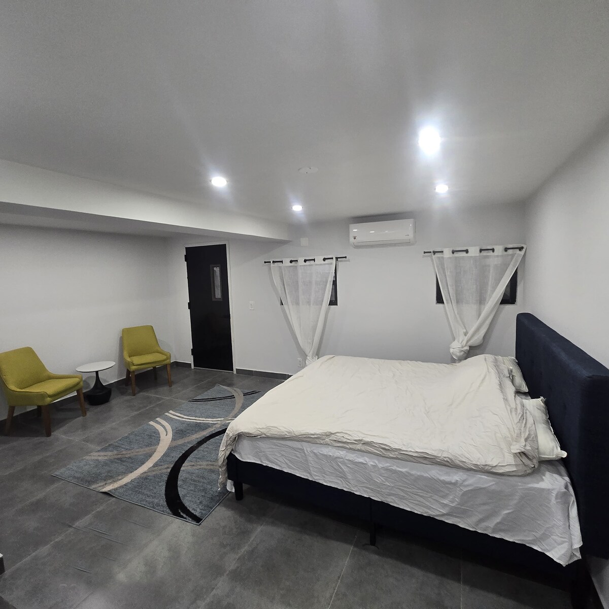 The King Room — furnished room with private bathroom, Bushwick