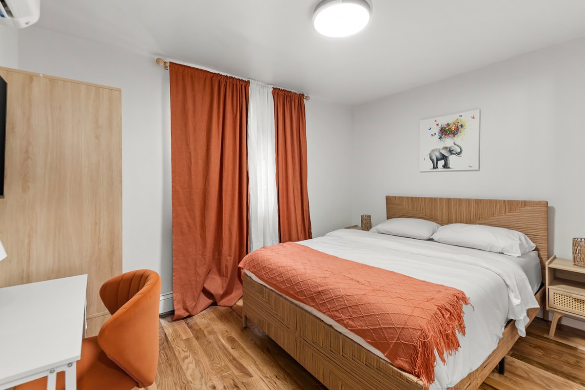 The Orange Room — furnished room with private bathroom, Bushwick