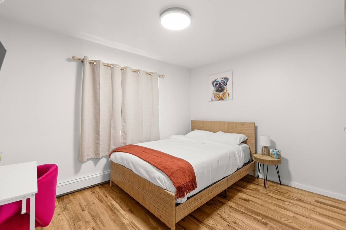 The Red Room — furnished room with private bathroom, Bushwick