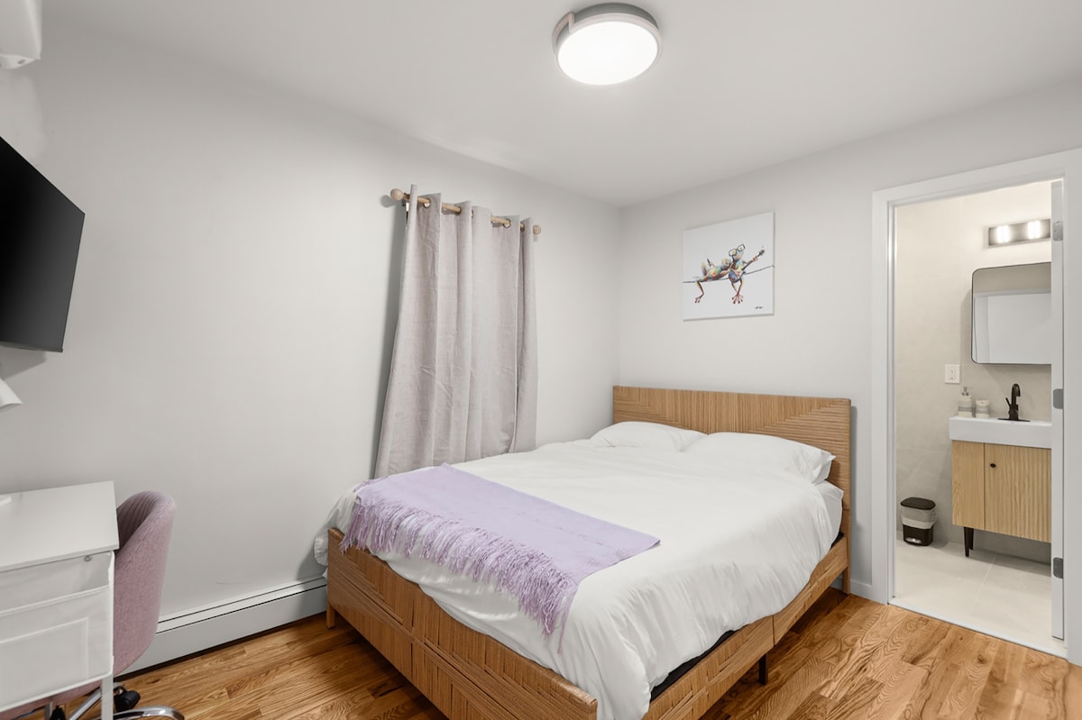The Violet Room — furnished room with private bathroom, Bushwick